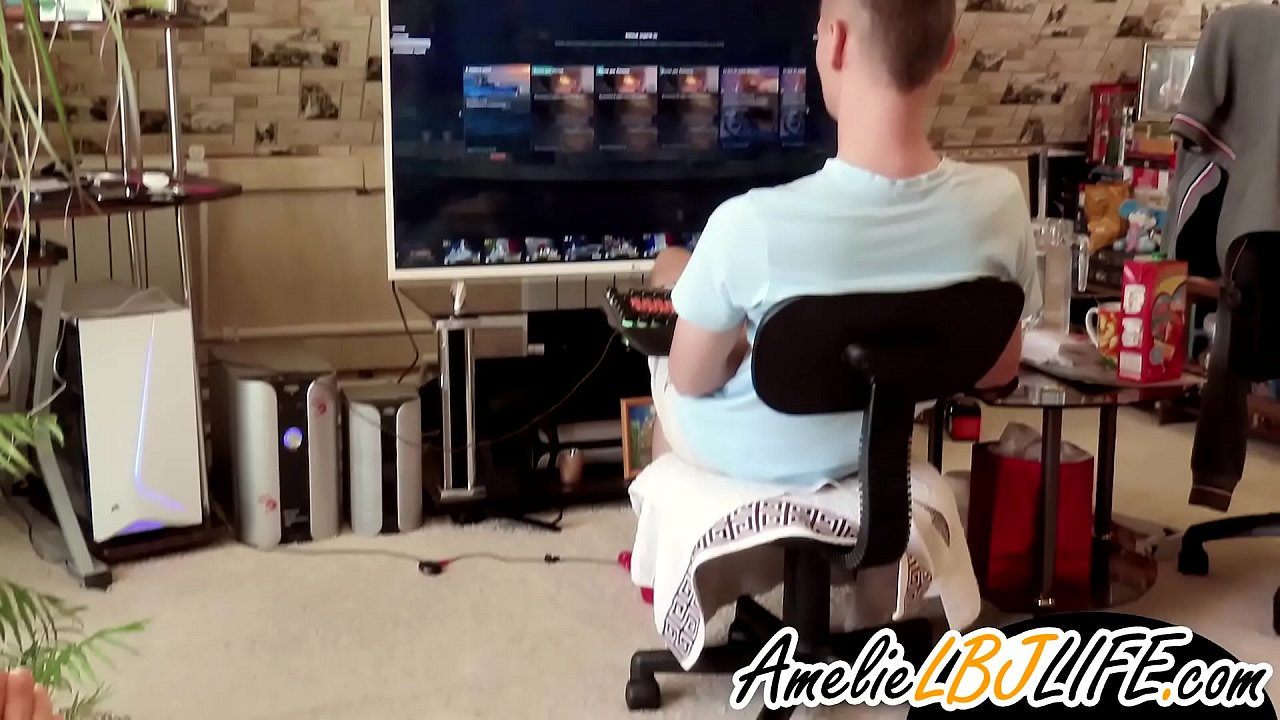 Духтар бо бозичаи ҷинсӣ барои дӯстдухтараш барои бозӣ кардани бозиҳои компютерӣ мастурбатсия мекунад