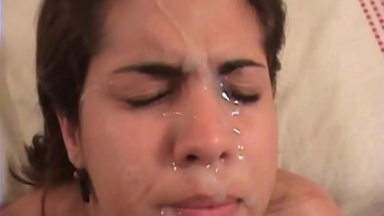 Брюнеткаи зебои лотинӣ ҷинси дағалона дорад