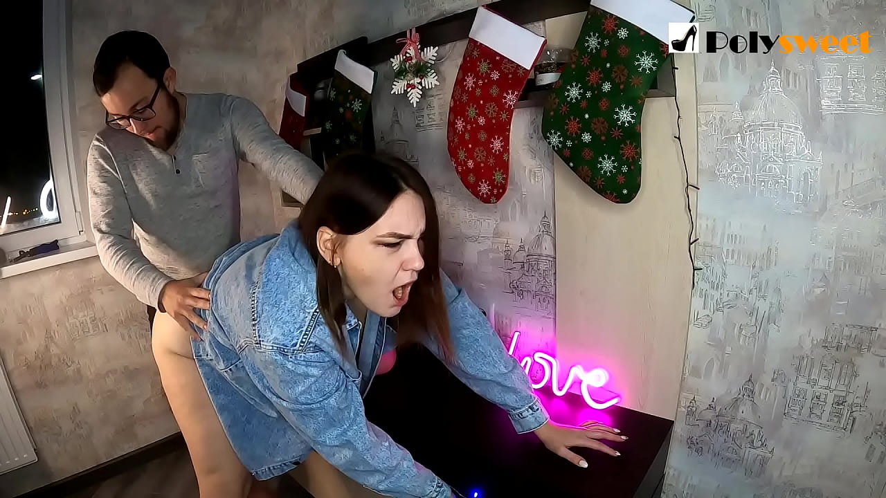 Ба бача хуш омад, ки духтари зебоеро бо думдор дар хар бо даҳон ва дикаш шиканад